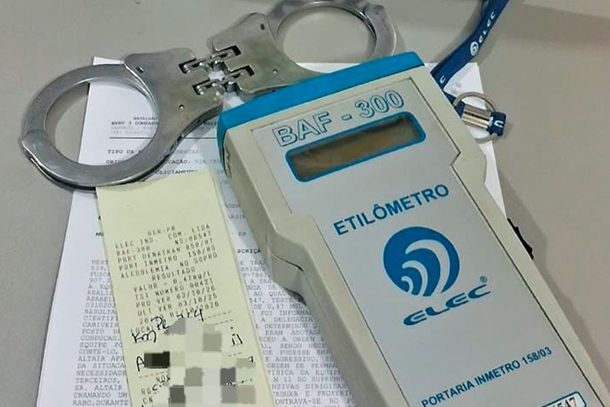 Homem &eacute; preso ap&oacute;s ser flagrado dirigindo sob efeito de &aacute;lcool