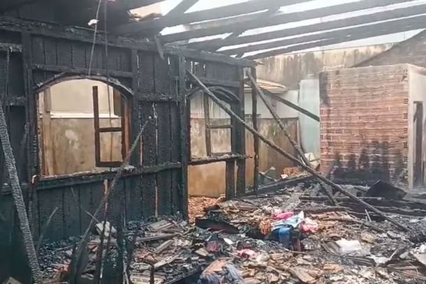 Inc&ecirc;ndio destr&oacute;i casa de madeira e fam&iacute;lia perde tudo na regi&atilde;o