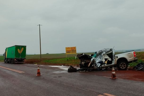 Motorista de 37 anos morre ap&oacute;s caminhonete bater contra carreta na regi&atilde;o