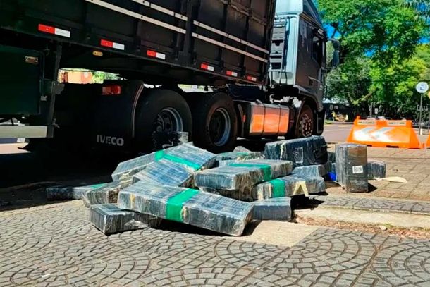 Motorista &eacute; preso ap&oacute;s PRF encontrar maconha escondida sob maravalha