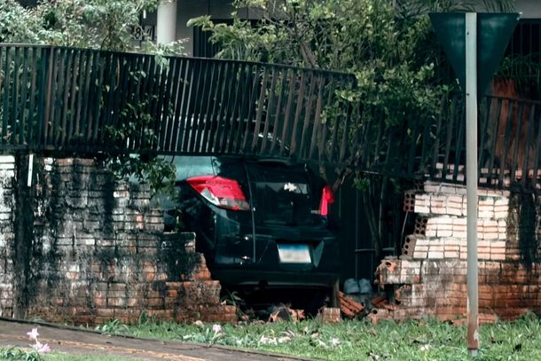 Onix atinge muro de resid&ecirc;ncia ap&oacute;s colis&atilde;o com Strada no centro de Santa Helena