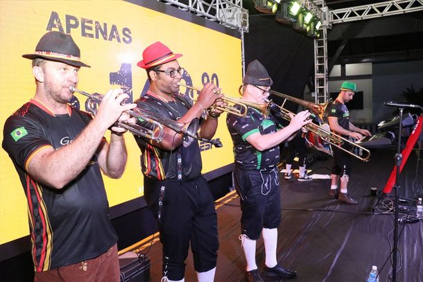 Pato Bragado celebra a Oktoberfest com desfile, chope e atra&ccedil;&otilde;es musicais