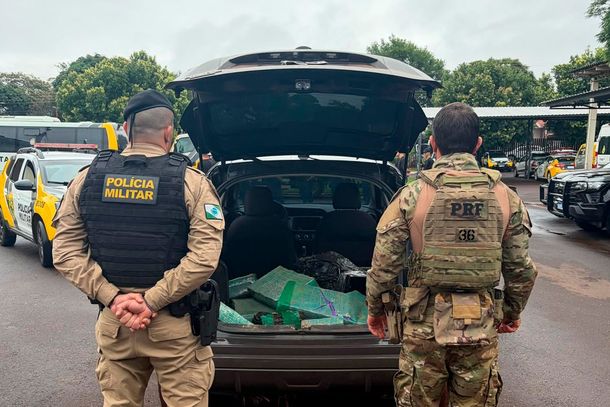 Pol&iacute;cia apreende 213,5 kg de maconha e recupera ve&iacute;culo roubado