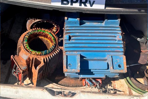Tr&ecirc;s homens s&atilde;o presos com motores furtados em carro com placas de Santa Helena