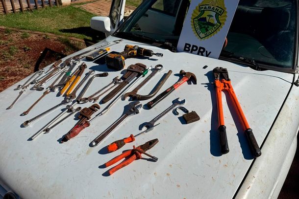 Tr&ecirc;s homens s&atilde;o presos com motores furtados em carro com placas de Santa Helena