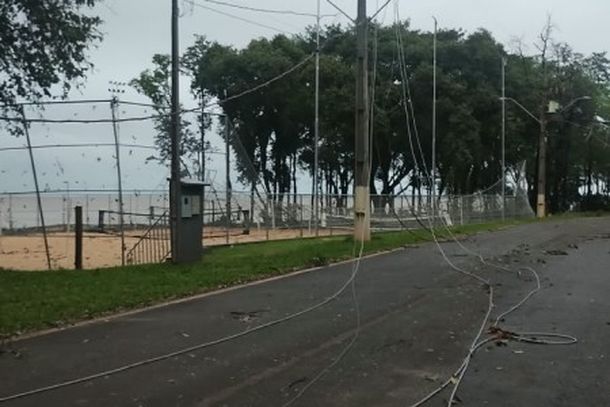 Temporal causa estragos no Terminal Tur&iacute;stico Alvorada de Itaipu, em Santa Terezinha