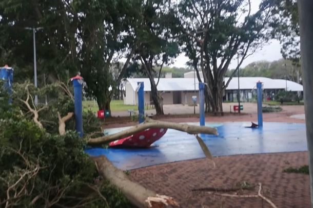 Temporal causa estragos no Terminal Tur&iacute;stico Alvorada de Itaipu, em Santa Terezinha