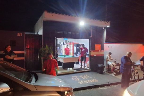 Denominada opera&ccedil;&atilde;o "Moraliza&ccedil;&atilde;o", a iniciativa reuniu a Pol&iacute;cia Militar, Guarda Municipal e o Departamento de Fiscaliza&ccedil;&atilde;o para coibir irregularidades comerciais e combater a perturba&ccedil;&atilde;o do sossego