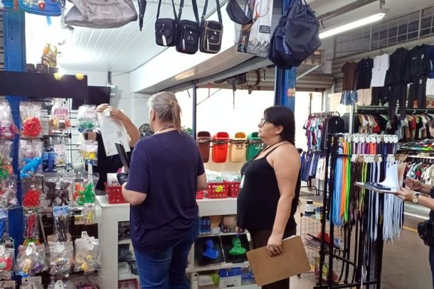 Ao todo, quatro locais sofreram medidas administrativas: tr&ecirc;s foram notificados por irregularidades e um estabelecimento foi interditado por n&atilde;o possuir alvar&aacute; de funcionamento