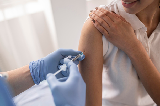 A imuniza&ccedil;&atilde;o &eacute; a forma mais eficaz de prevenir complica&ccedil;&otilde;es graves, interna&ccedil;&otilde;es e &oacute;bitos decorrentes das infec&ccedil;&otilde;es respirat&oacute;rias, que tendem a aumentar com a chegada das temperaturas mais baixas no outono