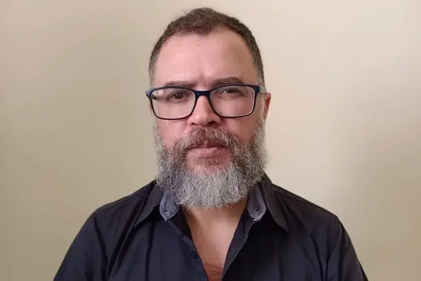 N&eacute;lio Silzantov, que &eacute; licenciado em Filosofia pela UESB, mestre em Estudos de Literatura e atualmente doutorando em Educa&ccedil;&atilde;o pela Universidade Federal de S&atilde;o Carlos (UFSCar), j&aacute; &eacute; um nome reconhecido na cena liter&aacute;ria nacional