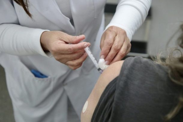 Vacinar adultos preserva o c&iacute;rculo de prote&ccedil;&atilde;o imunol&oacute;gica dos beb&ecirc;s