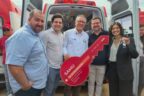 O ve&iacute;culo foi repassado diretamente pelas m&atilde;os do ministro da Sa&uacute;de, Alexandre Padilha, durante um evento que reuniu diversas lideran&ccedil;as pol&iacute;ticas e gestores p&uacute;blicos da regi&atilde;o