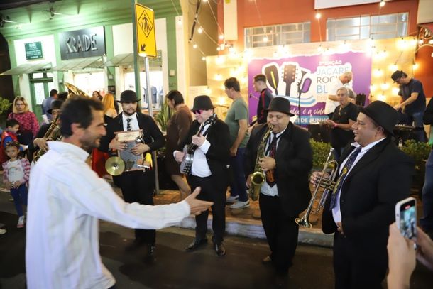 Enquanto o Parque dos Saltos abriga o palco principal com grandes bandas e estrutura de pra&ccedil;a de alimenta&ccedil;&atilde;o, o Blues e o Rock tamb&eacute;m ganham as ruas da cidade com apresenta&ccedil;&otilde;es ac&uacute;sticas e itinerantes