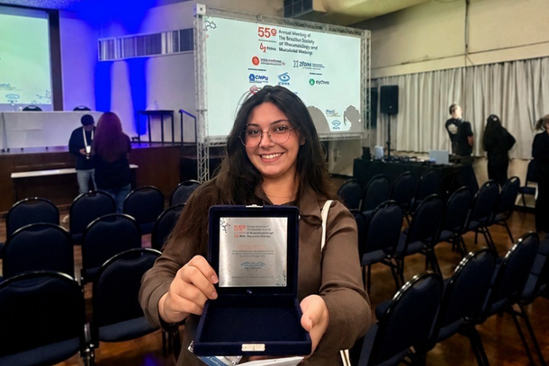 A pesquisadora Let&iacute;cia Garcia Beghini com o pr&ecirc;mio