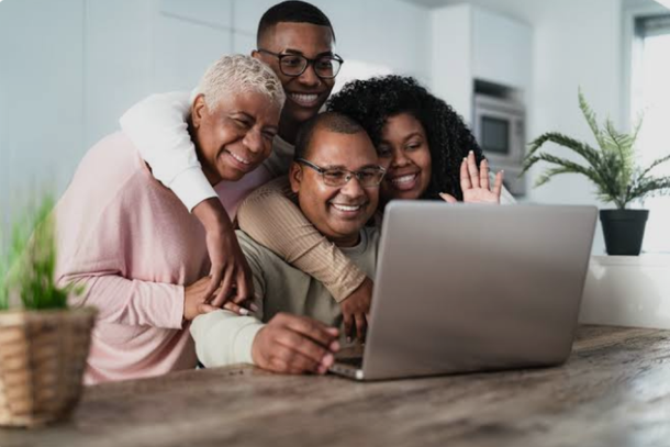 De acordo com a STATSOL, 82,7% dos entrevistados possuem acesso regular &agrave; internet e, deste grupo, 89,2% utilizam redes sociais ativamente. Al&eacute;m disso, a depend&ecirc;ncia do mundo digital &eacute; avassaladora: 80% dos usu&aacute;rios se conectam diariamente e 64,6% afirmam que nunca ficam sem acesso &agrave; rede