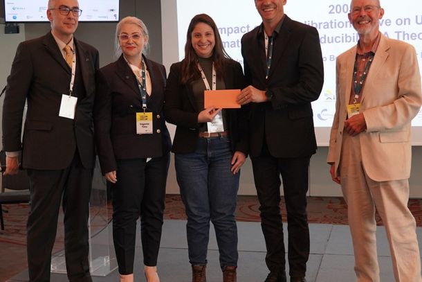 Premia&ccedil;&atilde;o: agraciados e membros do Comit&ecirc; Cient&iacute;fico.  Da esquerda para a direita: Ricardo Bettencourt da Silva (Portugal), Eugenia Tottu (Rom&ecirc;nia), Bruna Drielen Ferreira Gon&ccedil;alves (Brasil), Igor Renato Bertoni Olivares (Brasil), Mike Ramsey (Reino Unido)