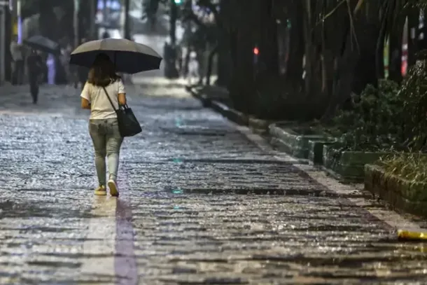 Na quarta, a m&iacute;nima despenca para 13&deg;C (com m&aacute;xima de 19&deg;C), e o &aacute;pice do frio ocorre na quinta-feira (18), quando os term&ocirc;metros devem registrar 11&deg;C nas primeiras horas da manh&atilde;