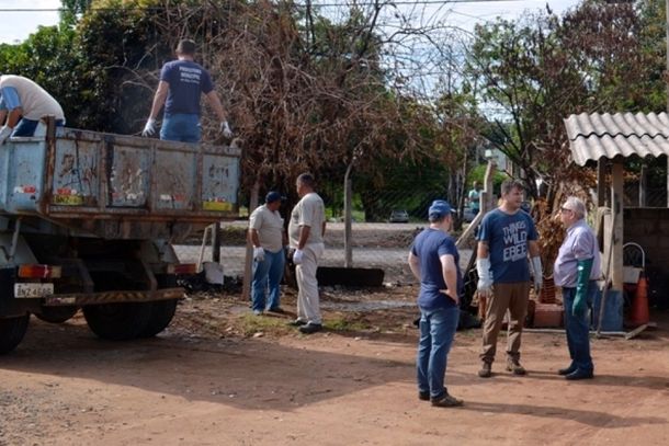 Secret&aacute;rios da Prefeitura de S&atilde;o Carlos e trabalhadores da TERRA NOVA durante a&ccedil;&otilde;es no Ecoponto do Jardim Ipanema