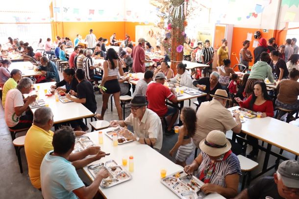 Restaurantes populares reabrem como nosso prato