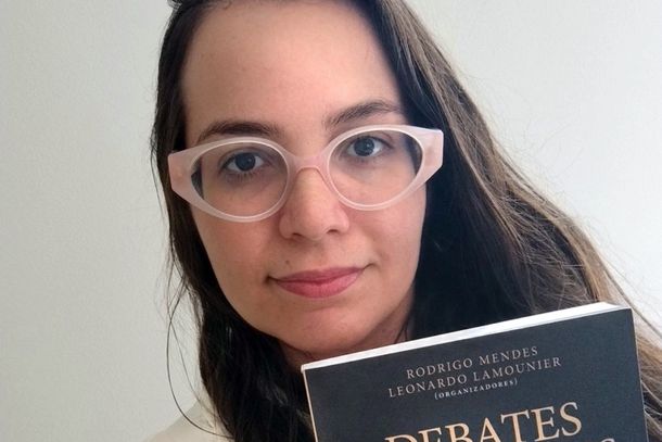 "A proposta &eacute; percorrer esses temas de forma conectada, mostrando como a internet alterou a rela&ccedil;&atilde;o das pessoas com a pol&iacute;tica, com a informa&ccedil;&atilde;o e com o pr&oacute;prio tempo", destaca Carol Monay.