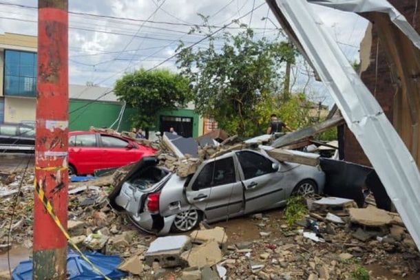 O temporal, impulsionado pela chegada de uma frente fria ao interior paulista, durou apenas 30 minutos na madrugada desta sexta-feira, mas registrou ventos de at&eacute; 70 km/h em Ribeir&atilde;o Preto e superiores a 120 km/h em munic&iacute;pios vizinhos