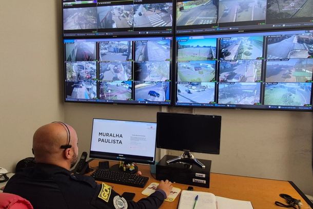 O sistema atua interligando as c&acirc;meras de vigil&acirc;ncia locais diretamente aos bancos de dados criminais estaduais