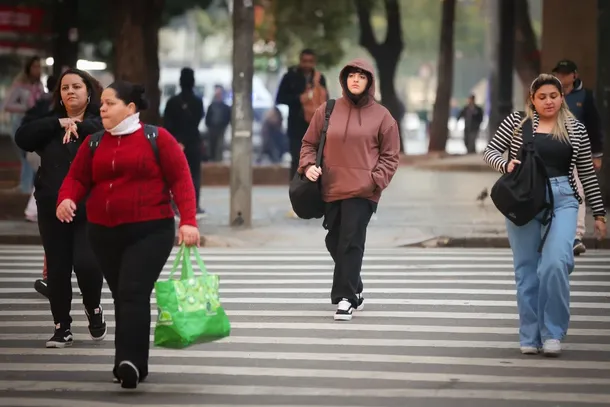 Al&eacute;m do frio intenso, o fen&ocirc;meno traz dois alertas importantes: a forma&ccedil;&atilde;o de geadas em &aacute;reas serranas e de planalto, e a queda nos n&iacute;veis de umidade relativa do ar