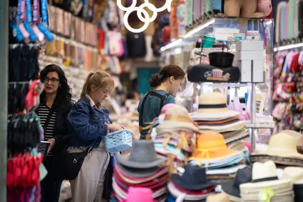 Uma parcela da popula&ccedil;&atilde;o economicamente ativa que, em tese, estaria em uma fase de consolida&ccedil;&atilde;o profissional e ascens&atilde;o de renda, mas que segue vulner&aacute;vel &agrave; rotatividade e a dificuldades econ&ocirc;micas