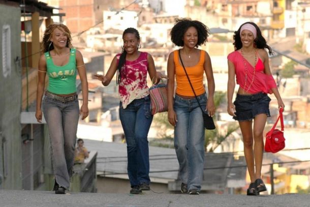 Ambientado na Vila Brasil&acirc;ndia, periferia de S&atilde;o Paulo, o enredo acompanha as amigas de inf&acirc;ncia Preta (interpretada por Negra Li), Barbarah (Leila Moreno), Mayah (Quelynah) e Lena (Cindy), que compartilham o sonho de viver da m&uacute;sica