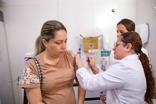 Considerando os 20 imunizantes dispon&iacute;veis no Calend&aacute;rio Nacional de Vacina&ccedil;&atilde;o, a vacina contra a Influenza liderou o ranking com 1.003 doses
