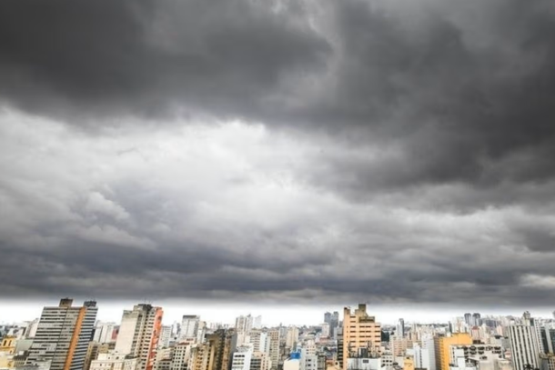  Previs&atilde;o de alerta laranja - os ventos devem ser de at&eacute; 60 km/h