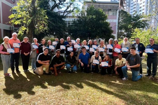 Concluintes do curso de inform&aacute;tica para idosos no primeiro semestre de 2025 com o professor Lucas (ao centro) e os monitores 
