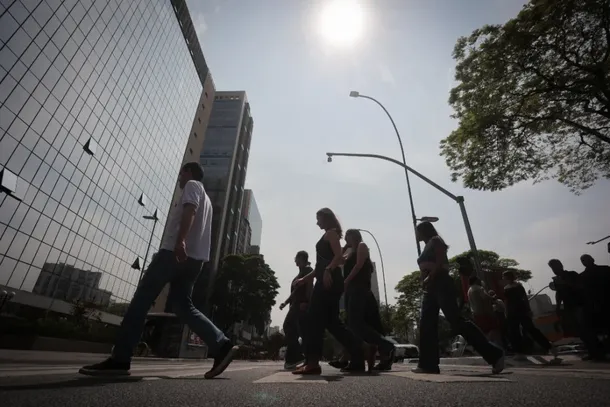 O cen&aacute;rio meteorol&oacute;gico acentua a sensa&ccedil;&atilde;o de forte calor, o desconforto t&eacute;rmico e o ressecamento ambiental