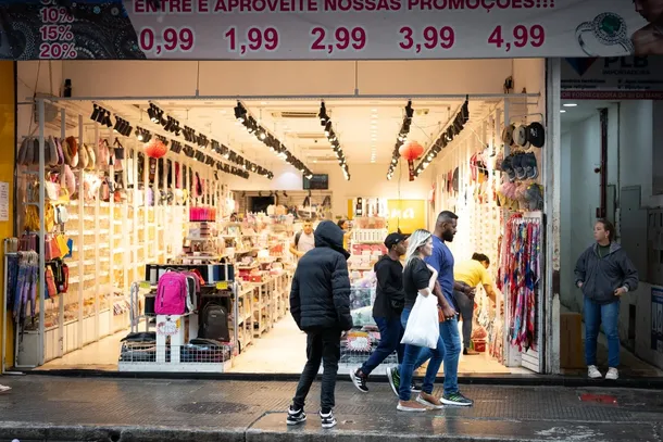 O Procon-SP recomenda que o consumidor pesquise pre&ccedil;os antes da compra, compare as condi&ccedil;&otilde;es oferecidas pelos estabelecimentos, verifique o valor do frete nas compras online e fique atento &agrave;s condi&ccedil;&otilde;es de parcelamento e aos juros cobrados