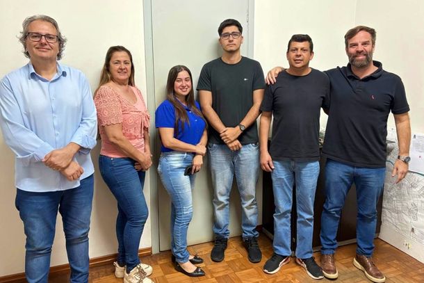 O secret&aacute;rio de Meio Ambiente e Zeladoria (Semaz) de Porto Ferreira, Breno Mendes, liderou nesta quinta-feira (13) uma agenda voltada &agrave; transpar&ecirc;ncia e ao di&aacute;logo t&eacute;cnico com o Legislativo. O gestor recebeu a bancada de vereadores da oposi&ccedil;&atilde;o nas depend&ecirc;ncias do Almoxarifado Municipal para uma visita guiada pelas instala&ccedil;&otilde;es.  O objetivo da iniciativa, que partiu do pr&oacute;prio secret&aacute;rio, foi demonstrar na pr&aacute;tica o rigor t&eacute;cnico no controle do patrim&ocirc;nio p&uacute;blico e a efici&ecirc;ncia no uso dos recursos da pasta. Durante a agenda, Mendes detalhou aos parlamentares o controle de estoque de materiais, o cronograma de manuten&ccedil;&atilde;o da frota e o planejamento estrat&eacute;gico das a&ccedil;&otilde;es de zeladoria em curso na cidade.  Obras e Servi&ccedil;os Priorit&aacute;rios O secret&aacute;rio tamb&eacute;m aproveitou a oportunidade para enumerar interven&ccedil;&otilde;es recentes que visavam sanar demandas urgentes da popula&ccedil;&atilde;o, incluindo:  Drenagem: Obra na mina ao lado do c&oacute;rrego do antigo matadouro.  Infraestrutura vi&aacute;ria: Execu&ccedil;&atilde;o de sarjet&atilde;o na conflu&ecirc;ncia das ruas Constantino Jo&atilde;o e Jo&atilde;o Mutinelli, al&eacute;m de guias e sarjetas no Jardim Dornelles.  Rede de drenagem: Desobstru&ccedil;&atilde;o de galerias de &aacute;guas pluviais nos bairros S&atilde;o Manoel e Jardim Paschoal Salzano.  Manuten&ccedil;&atilde;o: Recupera&ccedil;&atilde;o da base em poste de energia no Porto Belo e instala&ccedil;&atilde;o de nova boca de lobo nas proximidades da empresa Verallia.  Gest&atilde;o com Foco no Munic&iacute;pio A postura de abertura foi destacada como um passo fundamental para a maturidade institucional e a efici&ecirc;ncia dos servi&ccedil;os urbanos. "Nossa gest&atilde;o &eacute; pautada pela clareza e pelo compromisso com o cidad&atilde;o. Mostrar como cuidamos de cada insumo e de cada ve&iacute;culo &eacute; um dever que cumprimos com orgulho", afirmou Breno Mendes.  O secret&aacute;rio refor&ccedil;ou que a prioridade da administra&ccedil;&atilde;o transcende as diverg&ecirc;ncias partid&aacute;rias. "Independente de qual lado estamos, posso dizer que Porto Ferreira sempre estar&aacute; em primeiro lugar", declarou. Ao final da atividade, Mendes fez um reconhecimento p&uacute;blico ao empenho do corpo t&eacute;cnico da Semaz: &ldquo;Quero deixar meu agradecimento &agrave; equipe que nunca poupou esfor&ccedil;os e trabalhou diuturnamente pelo bem de nossa cidade; eles sim merecem nossos aplausos&rdquo;.