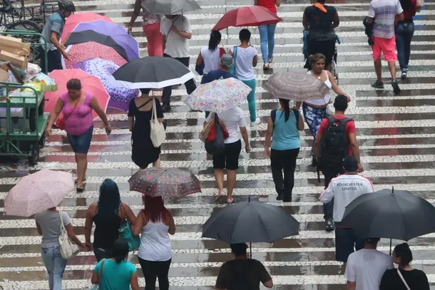 A popula&ccedil;&atilde;o deve acompanhar os alertas meteorol&oacute;gicos e adotar medidas preventivas durante a ocorr&ecirc;ncia de tempestades