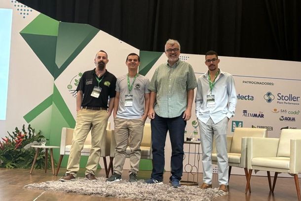  Da esq. para dir.: Luis Felipe Basso (Universidade Federal de Pelotas), Victor Mouzinho Spinelli (Universidade Federal de Roraima), Carlos Henrique Britto de Assis Prado (UFSCar) e Denyson Wandyson dos Santos Silva (Universidade Estadual de Feira de Santana) na premia&ccedil;&atilde;o do concurso