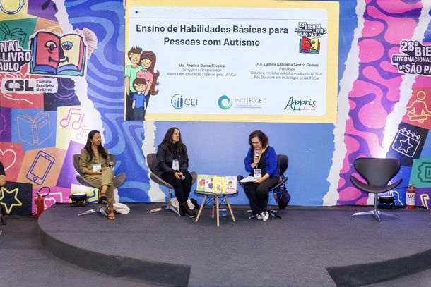 Camila Graciella Santos Gomes (&agrave; esquerda) e Analice Dutra Silveira (ao centro) s&atilde;o entrevistadas por Patricia Negr&atilde;o (&agrave; direita), jornalista e ativista pela inclus&atilde;o, no Espa&ccedil;o Educa&ccedil;&atilde;o da 28&ordf; Bienal Internacional do Livro de S&atilde;o Paulo, no Distrito Anhembi
