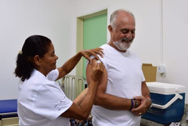 A recomenda&ccedil;&atilde;o da dose &uacute;nica da Pneumo 20 varia conforme o hist&oacute;rico vacinal anterior do idoso