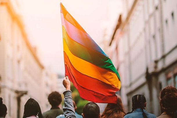 A Prefeitura de S&atilde;o Carlos, por meio da Secretaria Municipal de Desenvolvimento Social e Cidadania em conjunto com o Conselho Municipal da Diversidade Sexual, promove entre os dias 15 e 19 de setembro a Semana da Cidadania LGBTQIAPN+. Sob o lema "Reconstruir para Avan&ccedil;ar: Um Novo Ciclo para a Comunidade LGBTQIAPN+ de S&atilde;o Carlos", a programa&ccedil;&atilde;o busca fomentar o di&aacute;logo, a participa&ccedil;&atilde;o social e o fortalecimento de pol&iacute;ticas p&uacute;blicas inclusivas.  As atividades re&uacute;nem representantes do poder p&uacute;blico, da sociedade civil e da comunidade em diferentes pontos da cidade.  Destaques da Programa&ccedil;&atilde;o Ter&ccedil;a-feira (15/09), &agrave;s 17h &ndash; Pa&ccedil;o Municipal: Abertura oficial com a exposi&ccedil;&atilde;o fotogr&aacute;fica "Trajet&oacute;rias que Transformam", homenageando personalidades que marcaram a luta pelos direitos da comunidade no munic&iacute;pio.  Quarta-feira (16/09), &agrave;s 19h &ndash; FESC (Vila Nery): Roda de conversa voltada &agrave; Sa&uacute;de Integral e Empregabilidade, abordando inclus&atilde;o profissional e acesso a servi&ccedil;os de sa&uacute;de.  Quinta-feira (17/09), &agrave;s 15h &ndash; Centro Municipal de Cultura Afro-Brasileira "Odette dos Santos": Encontro sobre Intersetorialidade na Elabora&ccedil;&atilde;o de Pol&iacute;ticas P&uacute;blicas, articulando a&ccedil;&otilde;es conjuntas entre governo e sociedade.  Sexta-feira (18/09), &agrave;s 19h &ndash; CEMAC: Roda de conversa sobre Cidadania e Direitos LGBTQIAPN+, focando no acesso a servi&ccedil;os e garantias legais.  S&aacute;bado (19/09), das 16h &agrave;s 23h &ndash; Flor de Maio: Realiza&ccedil;&atilde;o do tradicional Baile LGBTQIAPN+, celebrando a diversidade por meio da cultura e do lazer.  Atividade complementar Encerrando o ciclo de eventos, no domingo (20/09), das 13h &agrave;s 22h, o Kart&oacute;dromo de S&atilde;o Carlos sedia a 2&ordf; ExpoArte LGBTQIAPN+. Organizada pela APOLGBT S&atilde;o Carlos com apoio do Conselho Municipal, a feira cultural valoriza a produ&ccedil;&atilde;o art&iacute;stica e criativa da comunidade como ferramenta de inclus&atilde;o e combate ao preconceito.