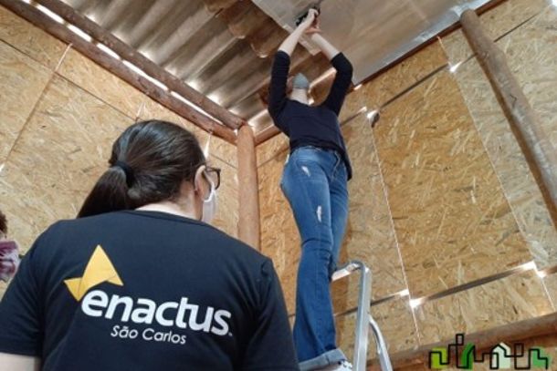 Projeto Domus arrecada embalagens cartonadas para transform&aacute;-las em placas de revestimento t&eacute;rmico e imperme&aacute;vel, blindando resid&ecirc;ncias contra calor excessivo, frio intenso e infiltra&ccedil;&otilde;es de chuvas