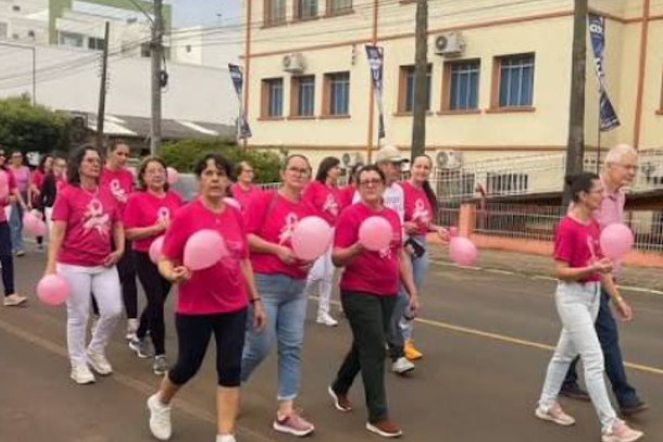 Sempre um grande p&uacute;blico nas caminhadas do Outubro Rosa em S&atilde;o Carlos