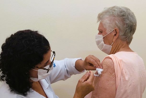 Nas unidades participantes, as equipes realizam a confer&ecirc;ncia detalhada da caderneta e aplicam as doses em falta de acordo com o calend&aacute;rio do Programa Nacional de Imuniza&ccedil;&otilde;es