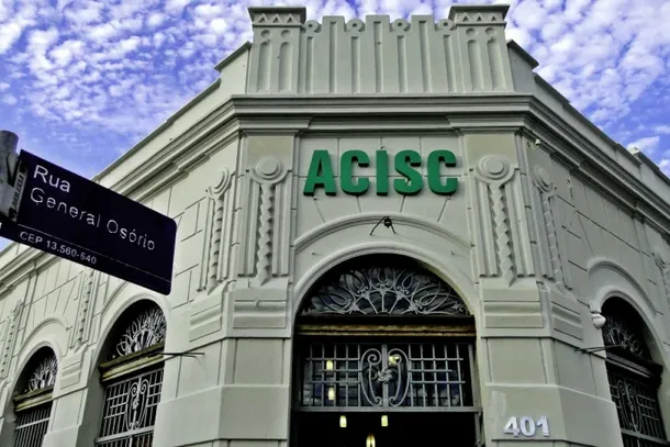 Durante o encontro, a diretoria e a equipe t&eacute;cnica da ACISC detalham o funcionamento da ferramenta, os recursos dispon&iacute;veis e as formas de ades&atilde;o ao novo benef&iacute;cio