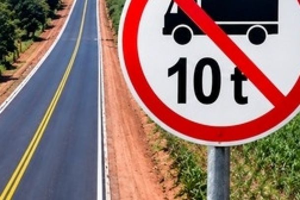 &Eacute; proibido o tr&aacute;fego de ve&iacute;culos com peso superior a 10 toneladas na vicinal.