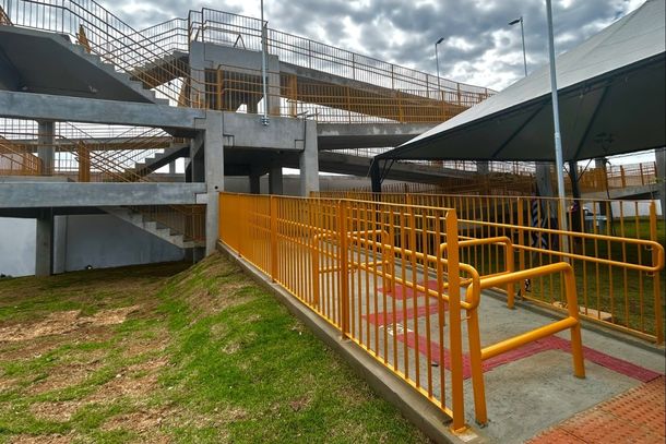 Obra de R$ 14 milh&otilde;es integra concess&atilde;o da Malha Paulista e garante travessia segura com rampas, escadas e 280 metros de extens&atilde;o em S&atilde;o Carlos