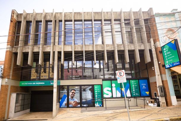 A consulta de pend&ecirc;ncias pode ser feita pelo site oficial (www.saocarlos.sp.gov.br, na aba SIM ONLINE > Extrato de D&eacute;bitos), abrangendo todo o hist&oacute;rico fiscal com o munic&iacute;pio
