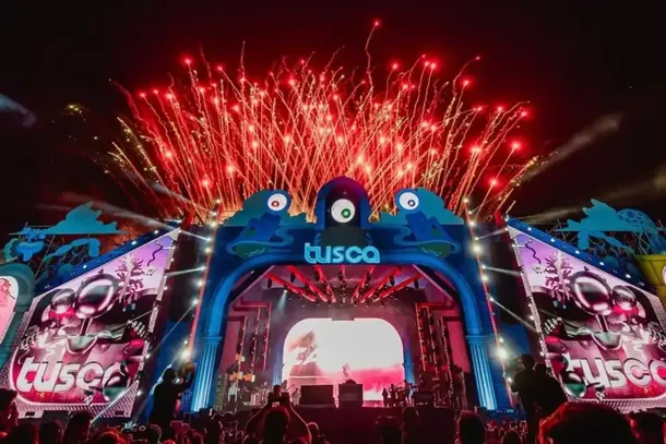 As disputas esportivas agitam diferentes pra&ccedil;as esportivas da cidade ao longo dos dias, enquanto a rec&eacute;m-estruturada Arena Tusca concentra a programa&ccedil;&atilde;o festiva, que conta com palcos duplos nas festas noturnas