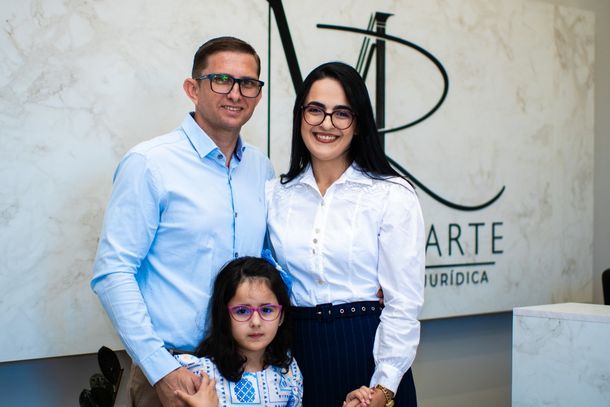 Dra. Mikaela, com o Esposo e a filha. 